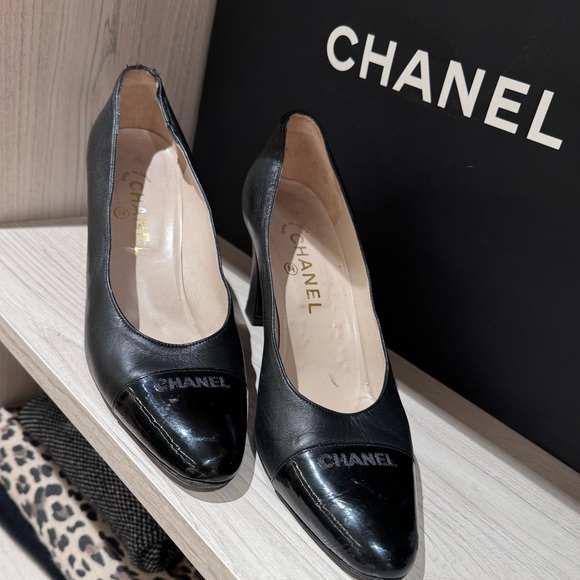 Vintage Chanel Black patent Leather Cap Toe CC Pumps - Picture 3 of 4